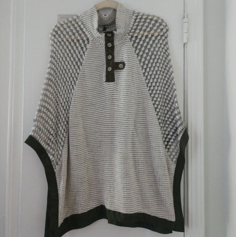 🛍️*4/$25 knit shrug. Great later to add